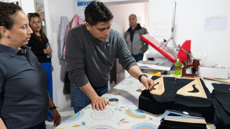 Vidal visit una fbrica textil que emplea a mujeres locales y abastece de ropa de trabajo a la regin  