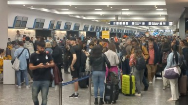 Paro en Aeroparque: el Gobierno denunciará al gremio APA por "secuestro de pasajeros"