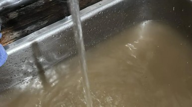 Agua turbia en una localidad de Santa Cruz: la explicación y las recomendaciones de Servicios Públicos 