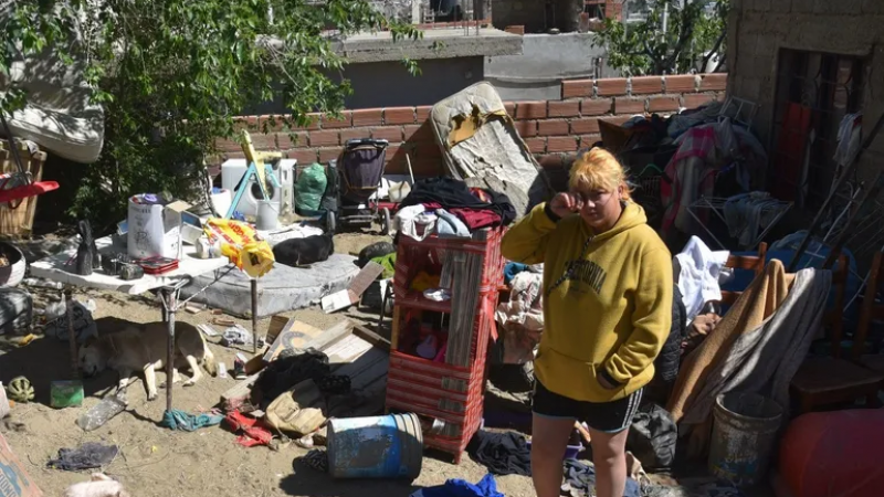 Una familia santacrucea perdi sus pertenencias por un torrente de agua