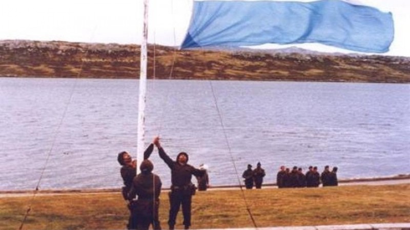 Izamiento de la bandera en abril de 1982. Foto EA