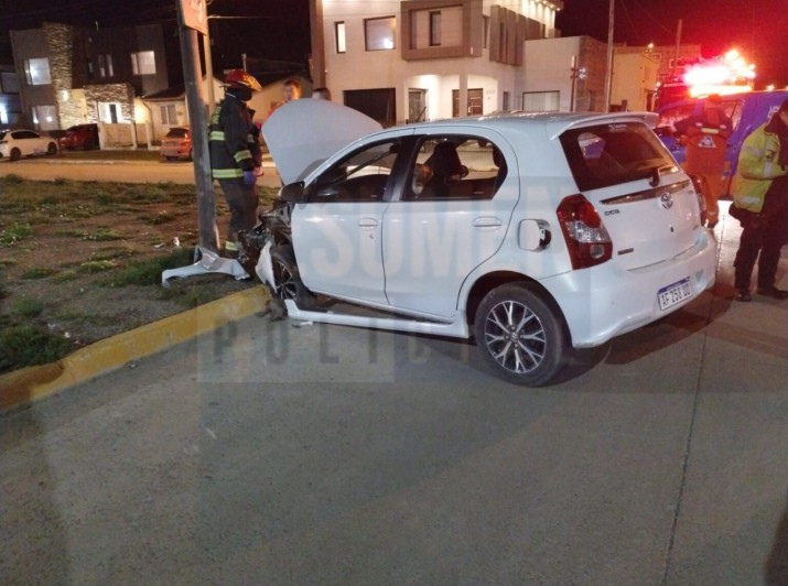 Un menor de 17 aos al volante termin impactando un vehculo contra un poste