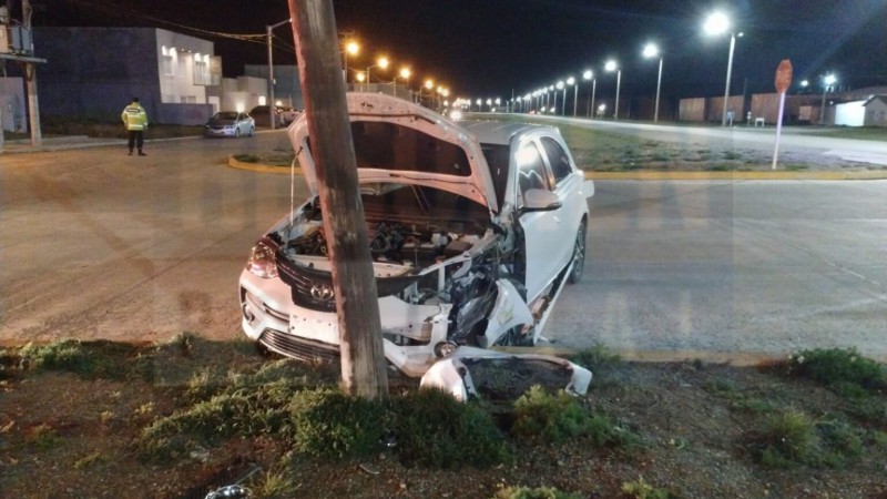 Un menor de 17 aos al volante termin impactando un vehculo contra un poste