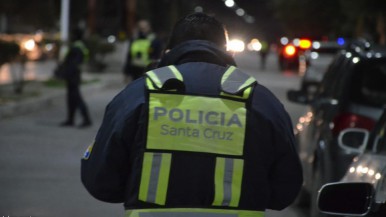 Santa Cruz: una mujer denunció que le robaron, llegaron los efectivos, se enfrentaron con un grupo de hombres y un policía resultó herido