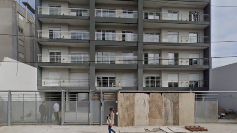 El intento de femicidio fue en el segundo piso de este edificio ubicado en la calle San Martin al 900, de Morn.