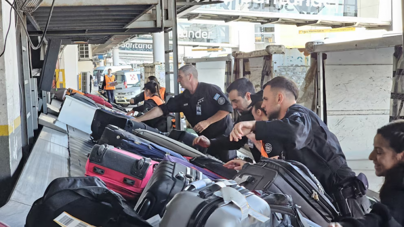 El Gobierno nacional desregula el servicio de rampas en los aeropuertos y manda a las fuerzas federales a bajar valijas 