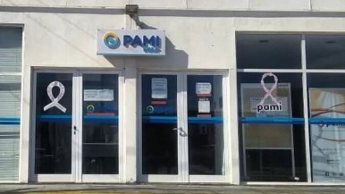 Un "pedido de aporte partidario libertario" generó la renuncia de una auditora médica en PAMI Caleta Olivia