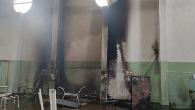 Santa Cruz: incendiaron el gimnasio de un colegio y las cámaras habrían captado a los responsables