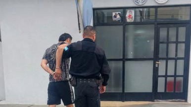 Santa Cruz: ingresó a una vivienda, golpeó a un anciano, se fugó y lo encontró la policía escondido detrás de un gimnasio 