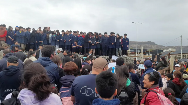 Realizaron abrazo simblico a la Casa Valdocco de El Calafate y pidieron que no sea intervenida 