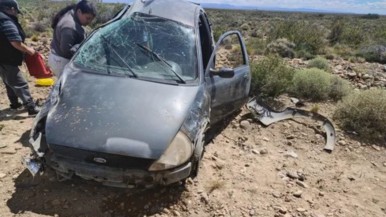 Tuvo problemas mecánicos en una ruta patagónica, despistó con el auto y terminó en el hospital junto a su acompañante  