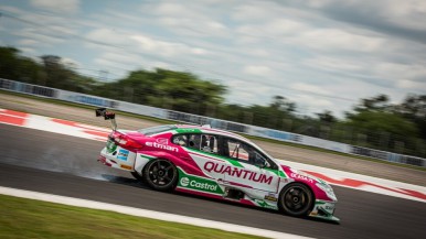 Leonel Pernía ganó y celebró su tetracampeonato en TC2000