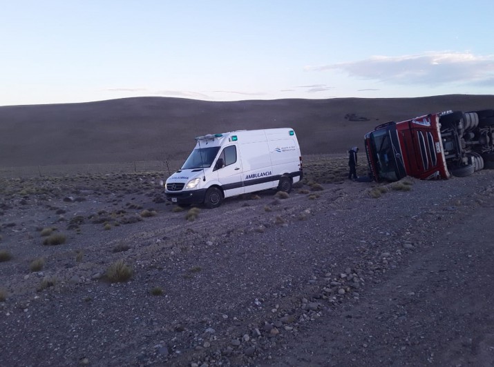 Camionero Chileno result herido en un vuelco en la Ruta 40