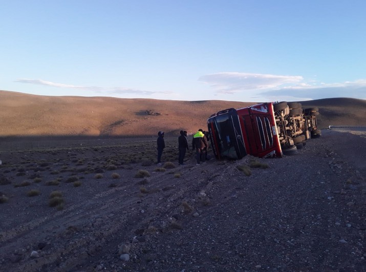 Camionero Chileno result herido en un vuelco en la Ruta 40