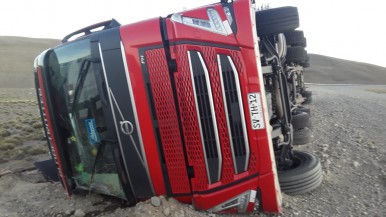 Camionero Chileno resultó herido en un vuelco en la Ruta 40