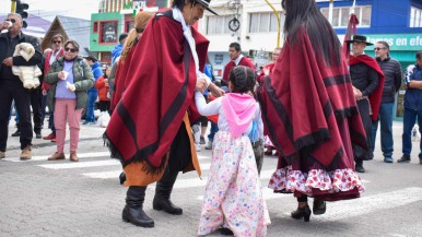 Se celebró el Día de la Tradición con folclore y comidas típicas en el Izamiento Dominical 