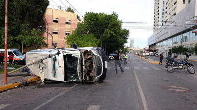 Una mujer fue atropellada y murió tras volcar la ambulancia que la trasladaba