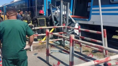 Pasó con su auto con la barrera baja, y murió embestida por el tren