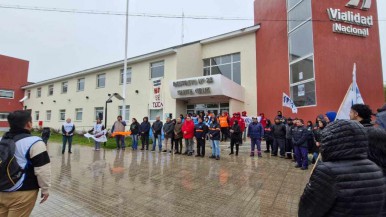 Concretan abrazo simbólico al edicio de Vialidad Nacional en Río Gallegos