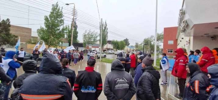 Concretan abrazo simblico al edicio de Vialidad Nacional en Ro Gallegos