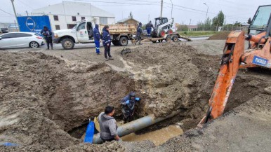 Personal de SPSE trabaja en la reparación de un tramo del acueducto sobre la autovía