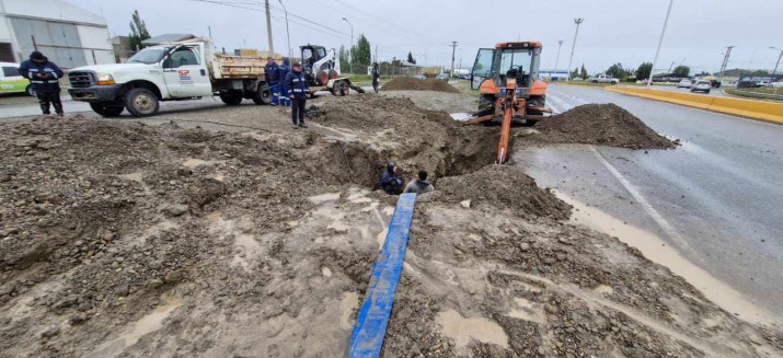 Personal de SPSE trabaja en la reparacin de un tramo del acueducto sobre la autova