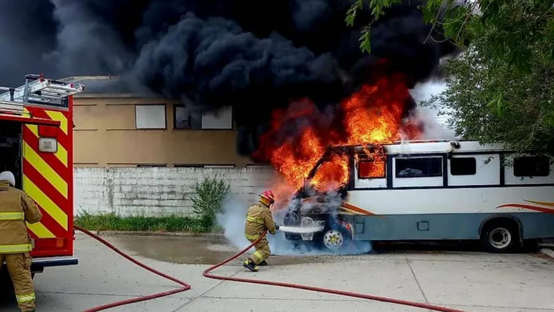 Cortocircuito provoc el incendio de un motorhome en una localidad de Santa Cruz 