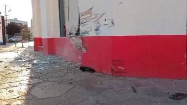 Dos hermanos corrían picadas borrachos y chocaron contra un comercio