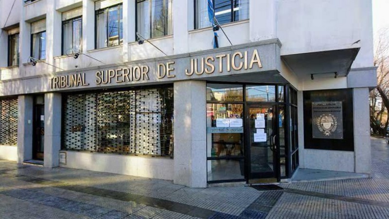 El Tribunal Superior de Justicia resolvi suspender preventivamente, hasta que finalice el sumario, a la Dra. Camila Rumi, a cargo de Defensora Pblica Oficial N2 de Ro Gallegos.