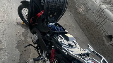 Santa Cruz: un joven de 19 fue detenido por conducir una moto con los números de motor y chasis adulterados, sin papeles y sin casco de seguridad  