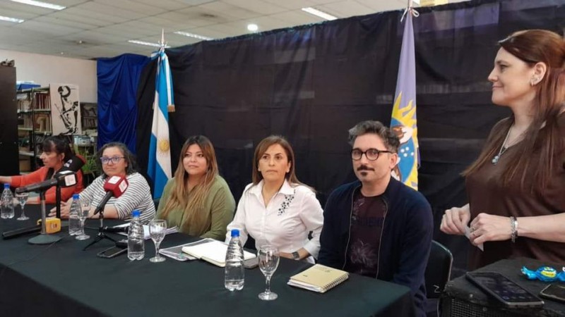 Conferencia de prensa de autoridades en Caleta Olivia. 