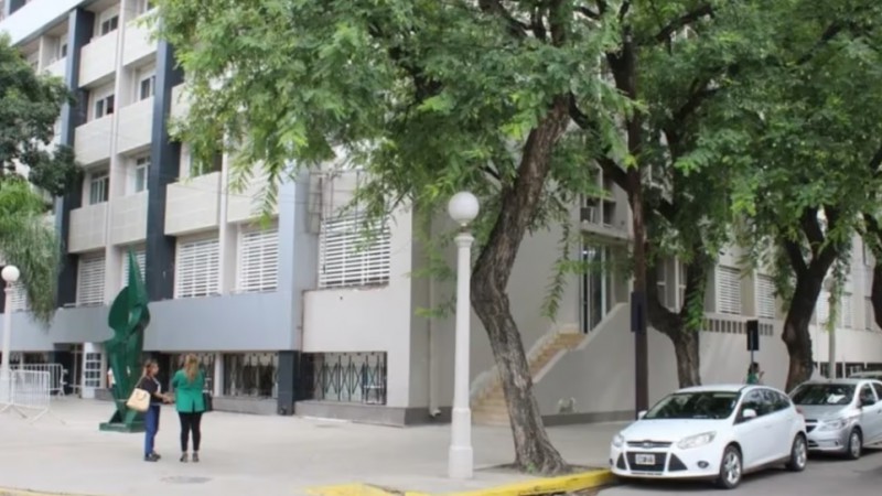 Dos empleados judiciales fueron sorprendidos teniendo sexo en el bao del edificio de Justicia 