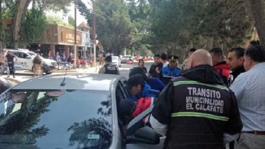 Santa Cruz: un auto casi atropella una formación de policías en el medio de un acto