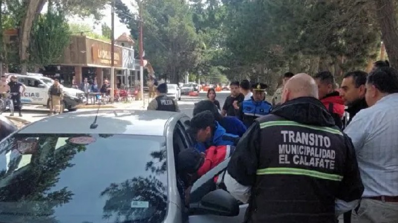 Santa Cruz: un auto casi atropella una formacin de policas en el medio de un acto