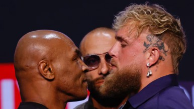 Video: previa a la pelea, Mike Tyson le pegó una cachetada a Jake Paul durante el pesaje 