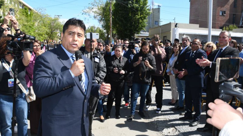 Vidal anunci un acto para el 10 de diciembre, pidi "paciencia", le habl a los medios "que confunden" y reafirm que las paritarias "quedaron por encima de la inflacin"