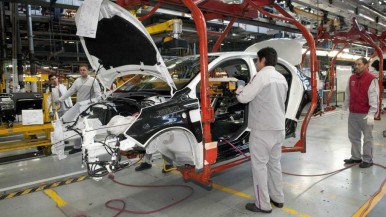 El auge de la producción automotriz: dos fabricantes trabajarán este feriado para cubrir la demanda