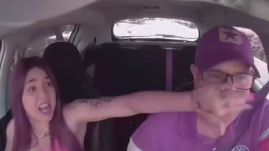 Video: una mujer chilena insultó, golpeó y amenazó con un arma a taxista venezolano