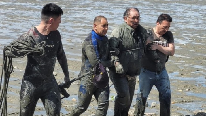 Personal del GERS rescata a un hombre que qued atrapado en la costanera de Ro Gallegos