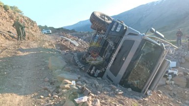 Turistas belgas viajaban por una ruta patagónica, volcaron con el motorhome y una alerta SOS en Estados Unidos permitió que los rescataran  