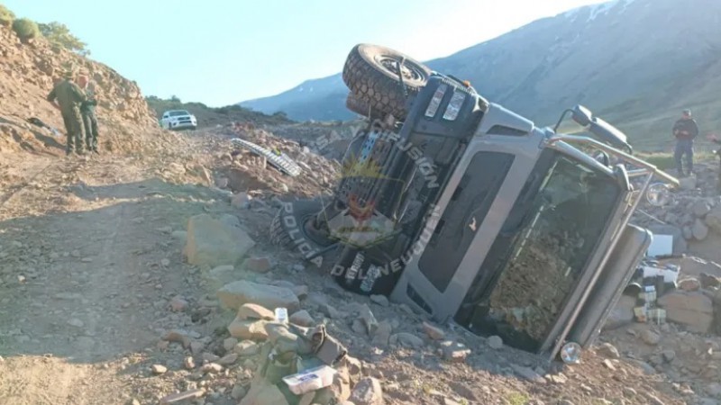 Turistas belgas viajaban por una ruta patagnica, volcaron con el motorhome y una alerta SOS en Estados Unidos permiti que los rescataran  