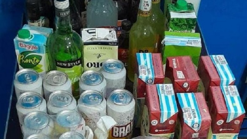 La polica recuper bebidas y alimentos sustrados del almacn. 