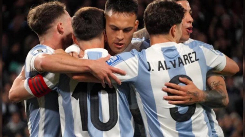 La Seleccin argentina en el festejo de gol ante Per. (FOTO: CLAUDIO FANCHI/NA)