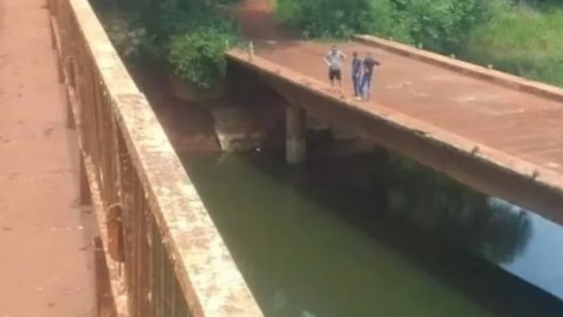 Forceje con su hija, cayeron a un arroyo y murieron 