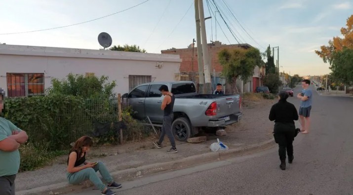 Conductor en estado de ebriedad, termin contra una vivienda