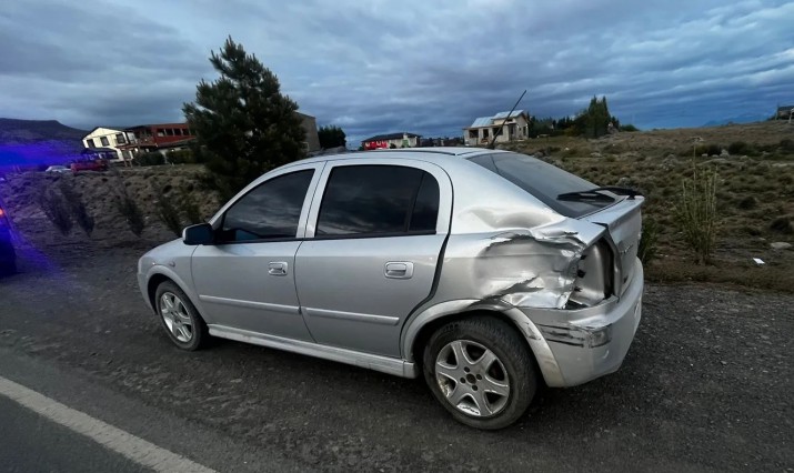 Un joven rob una camioneta,  choc un auto y se dio a la fuga