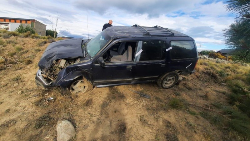 Un joven rob una camioneta,  choc un auto y se dio a la fuga