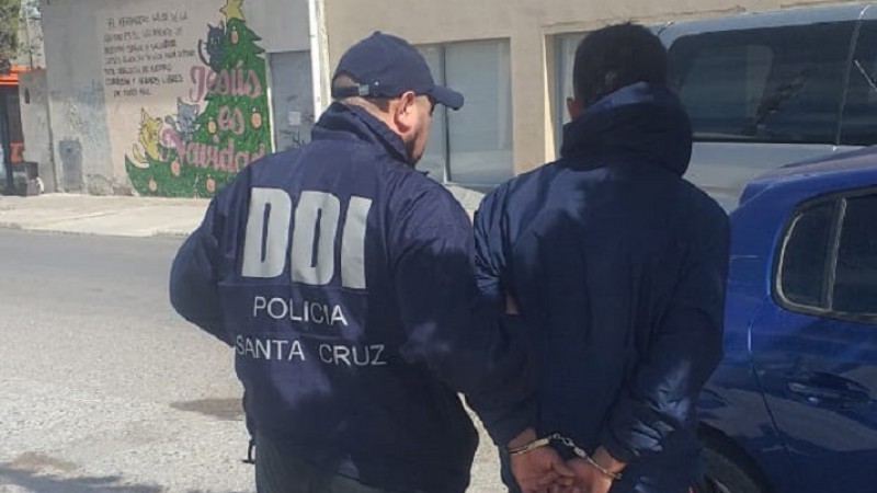 La polica traslada al detenido. 