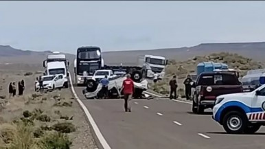 Fatal accidente en Ruta 40, entre una traffic que trasladaba docentes y una camioneta de vialidad: un muerto y nueve heridos