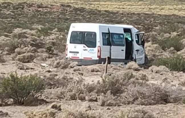 Fatal accidente en Ruta 40, entre una traffic que trasladaba docentes y una camioneta de vialidad: un muerto y nueve heridos